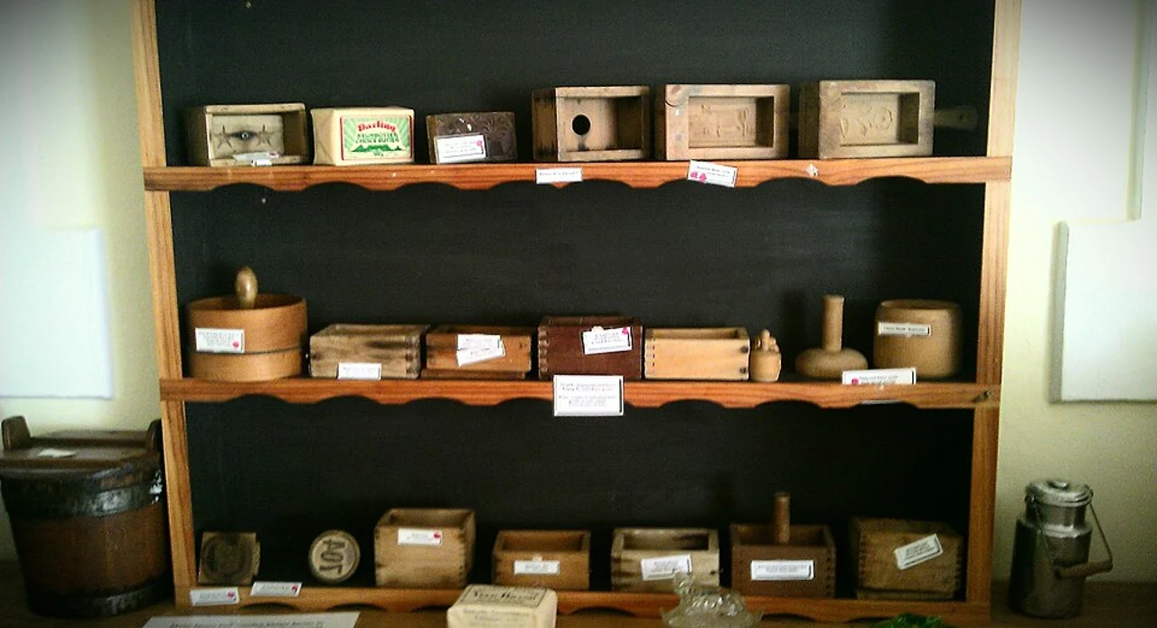 Darling Museum ev hayatı vitrini, 2013; güncel sergi düzeni teyit edilmeli.