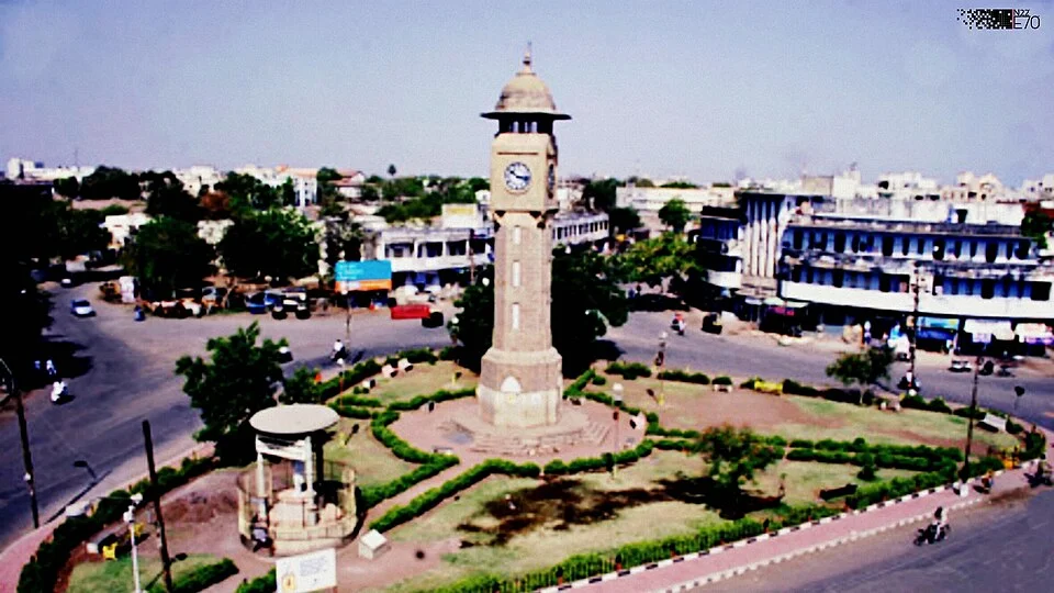Bhavnagar Crescent Tower çevresindeki kavşak ve bahçe