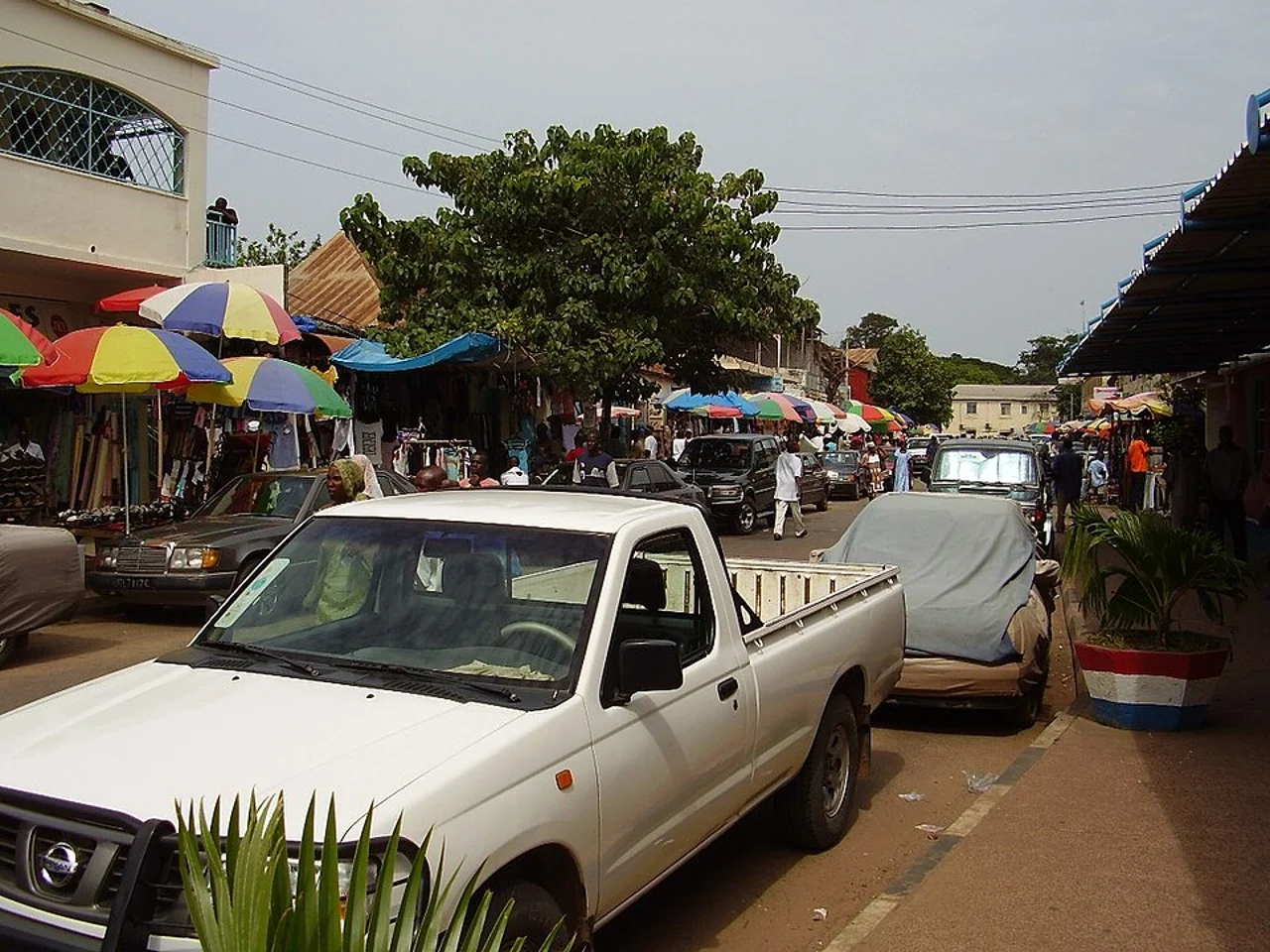 Banjul Russell Street; 2007 tarihli şehir görünümü, kaynak gün ve ayı tutarsız