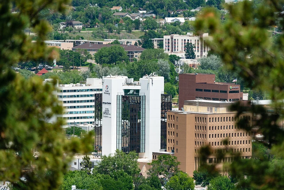 Rapid City merkezindeki ofis binaları, Temmuz 2022; otel veya turistik çatı erişimi iddiası değildir