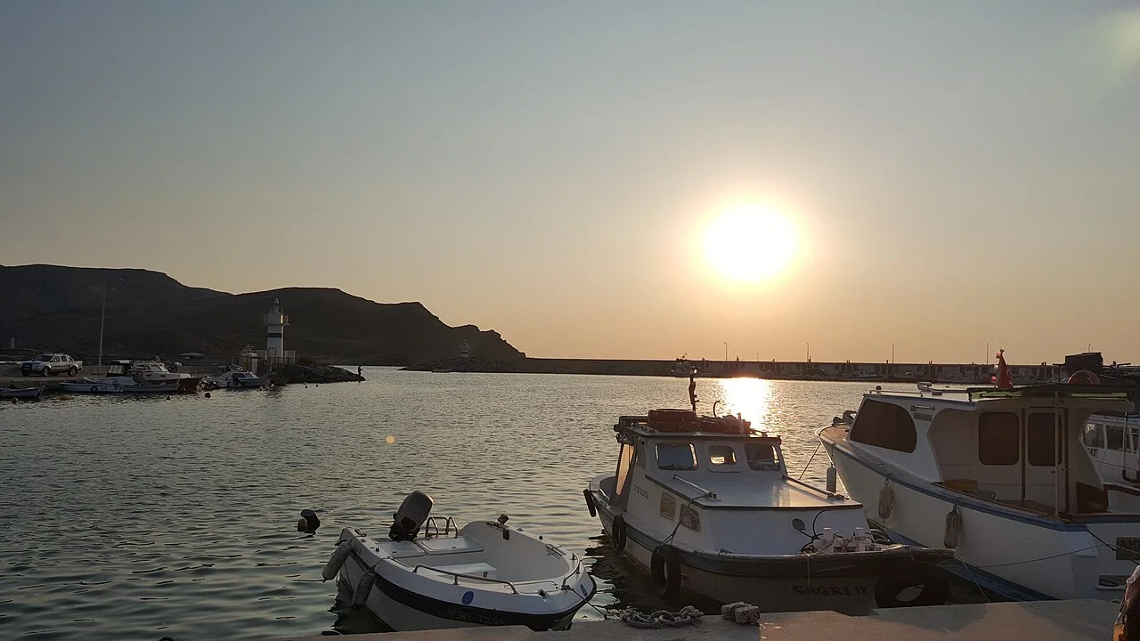 Gökçeada Kaleköy limanında tekneler ve gün batımı; Ağustos 2019.