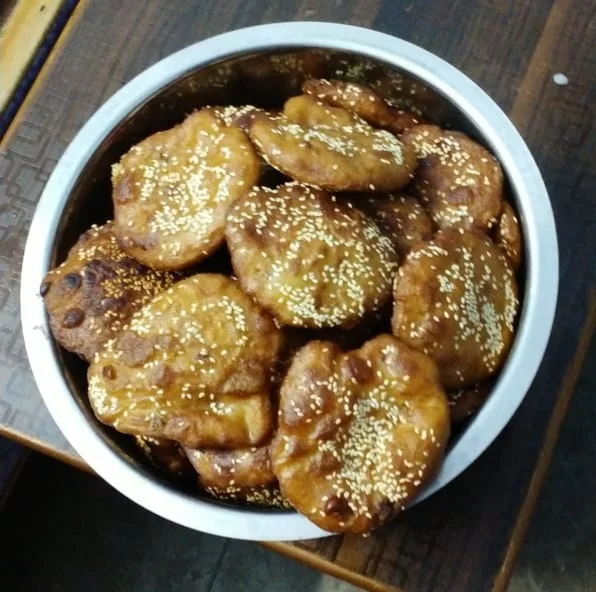 Jamshedpur Sarjamda’da hazırlanmış gur pitha