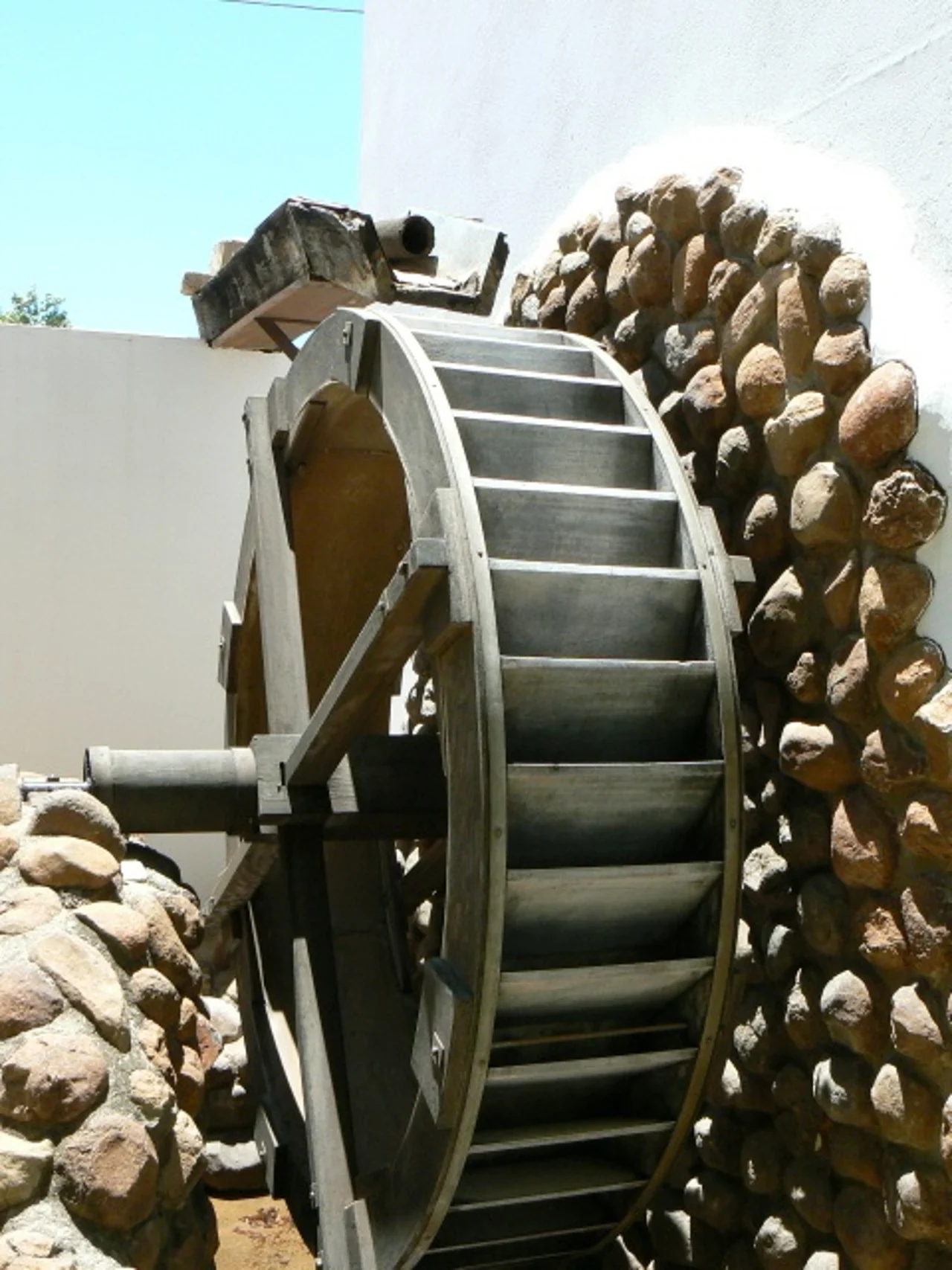 Reinet House water wheel, December 2006; source width 480 pixels, no promise of a working demonstration