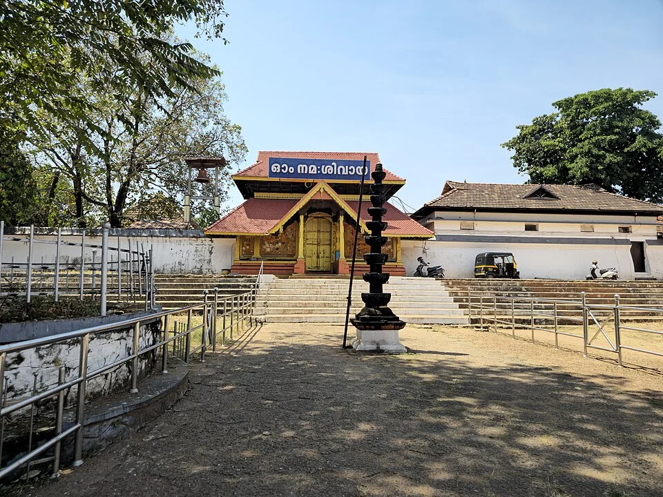 Thirunakkara Mahadeva tapınağının doğu kapısı ve önündeki açık alan