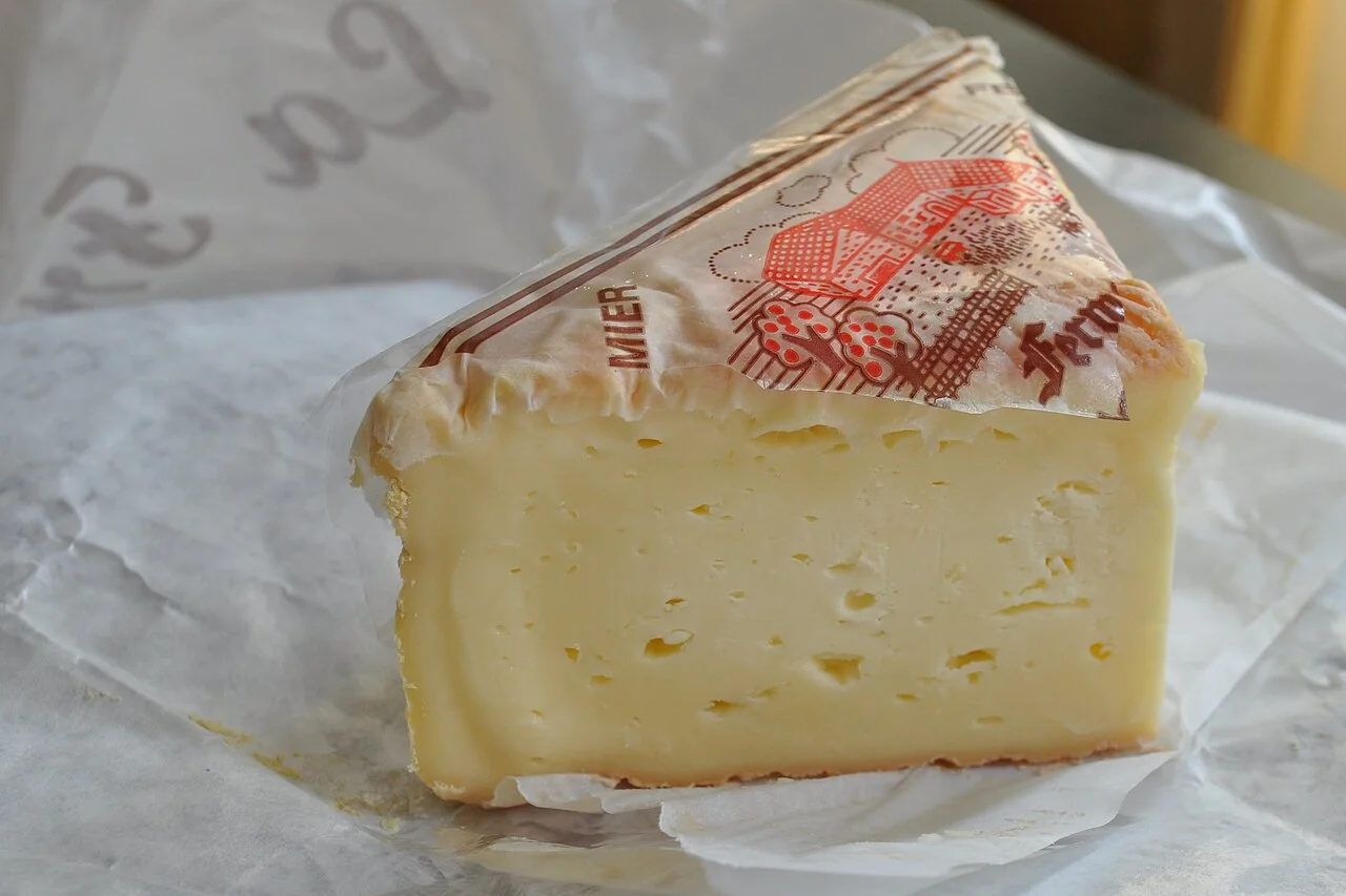 Bir parça Maroilles peyniri ürün örneği; Ağustos 2010, güncel dükkân stoğu değildir.
