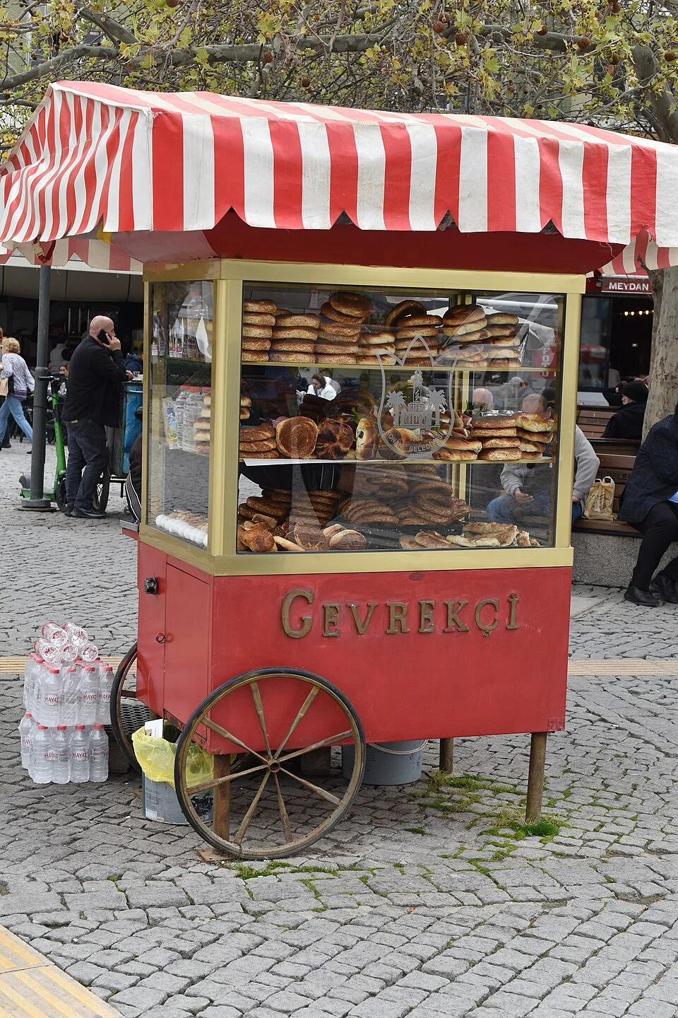 İzmir Konak Meydanı gevrek satış tezgâhı, Mart 2024; günlük şehir ve yemek bağlamı, kişilerin ticari destek beyanı veya güncel satıcı garantisi yoktur.