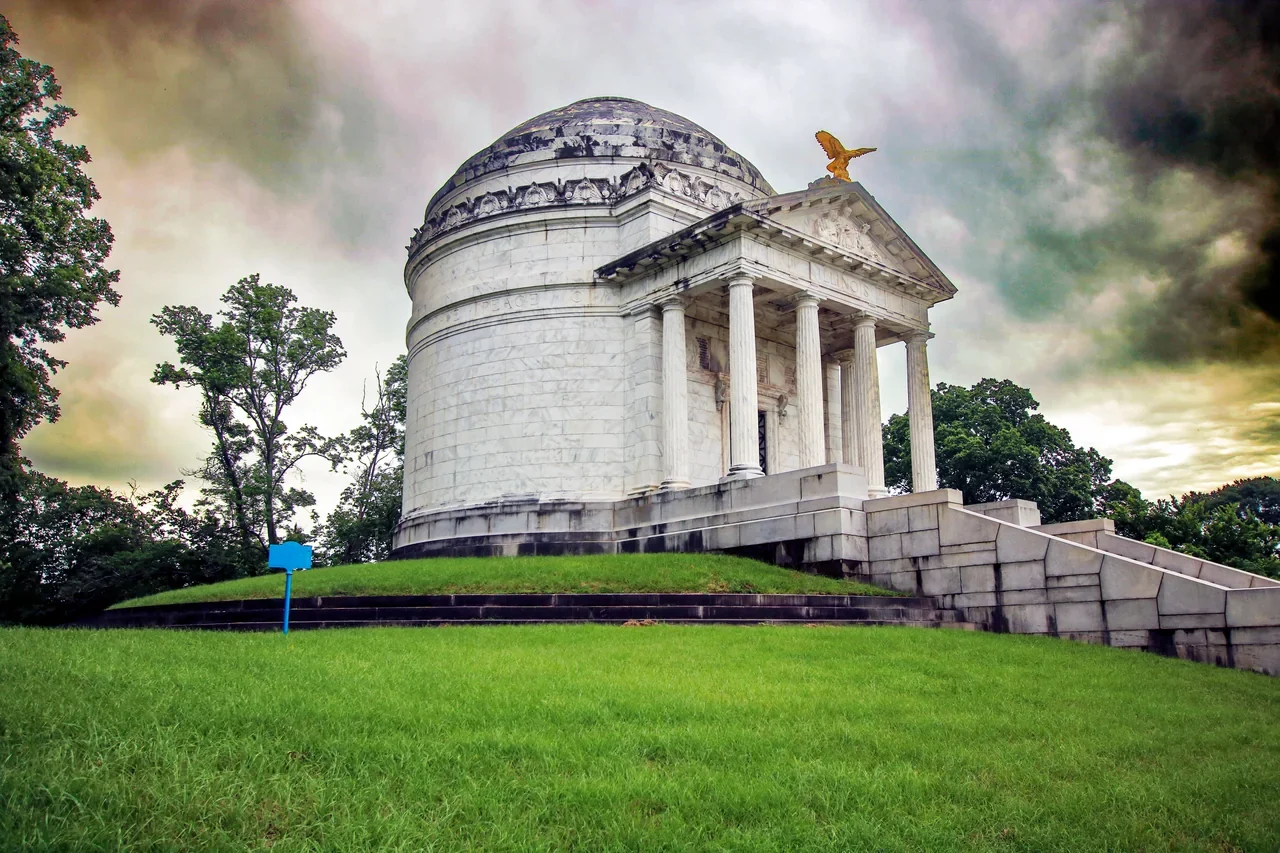 Illinois Memorial dış cephesinin arşiv fotoğrafı; yapı mevcut restorasyon sırasında ziyarete kapalı