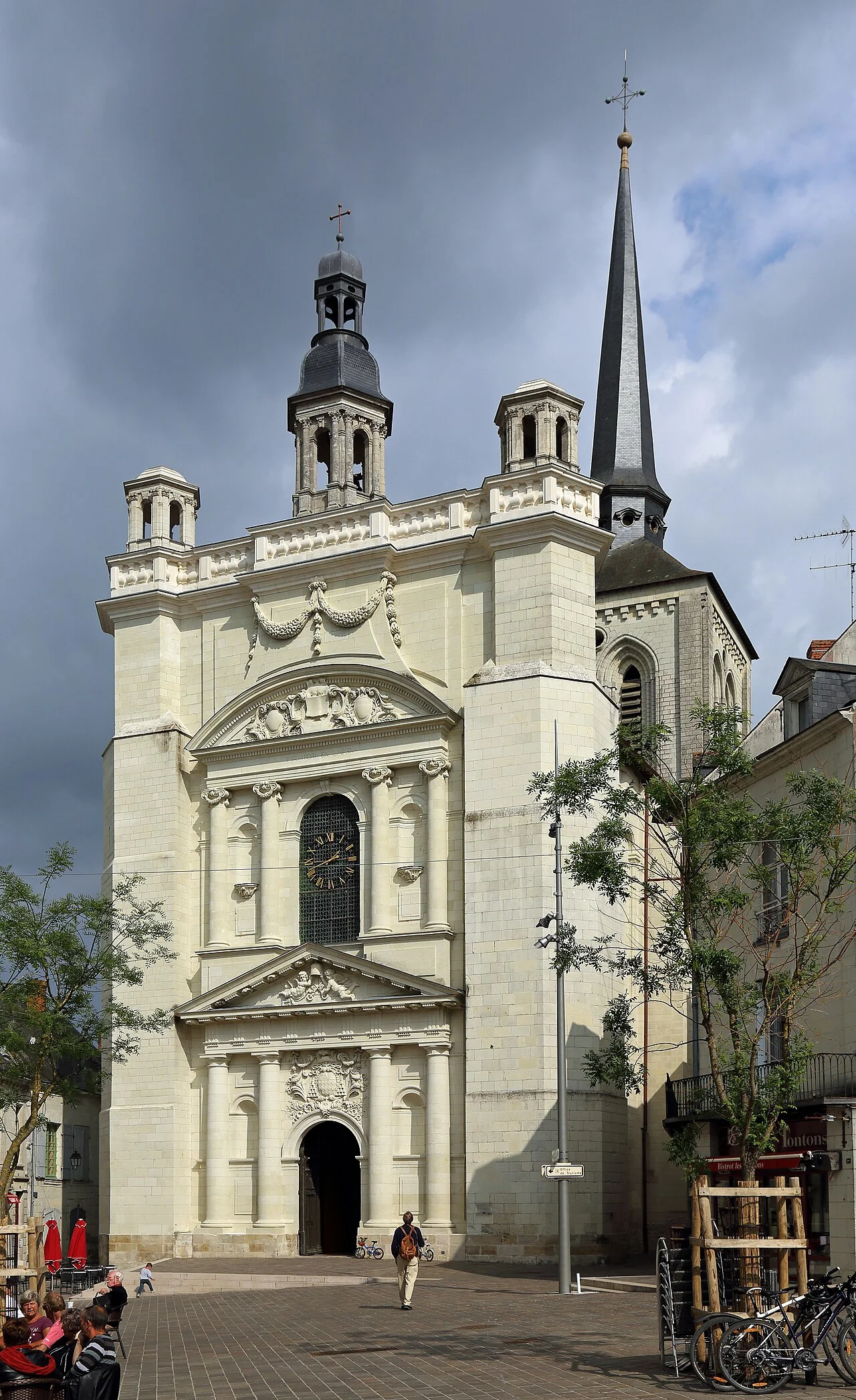 Place Saint-Pierre'den Saint-Pierre kilisesinin dış cephesi ve kuleleri; Marc Ryckaert, 7 Mayıs 2017.