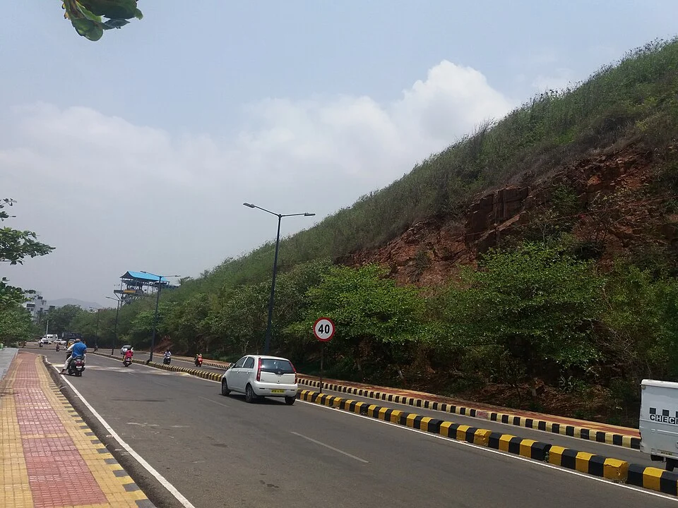 Visakhapatnam Kailasagiri Tepesi yanındaki kıyı yolu