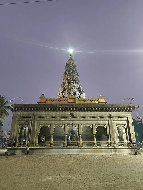 Sharana Basaveshwara tapınağının arkadan gece görünümü