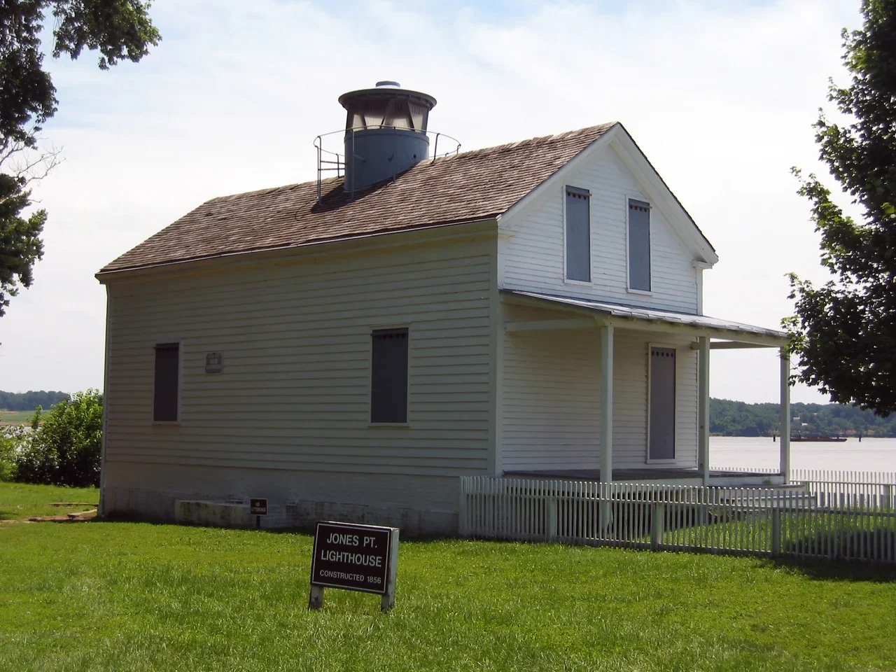 Jones Point Lighthouse exterior from the public park, 13 July 2003 archive; no interior access implied