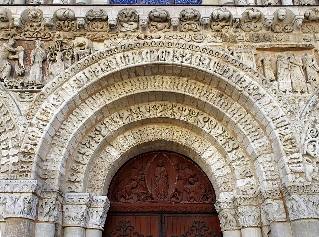 Historic Notre-Dame-la-Grande portal detail, 5 April 2012; the 2024-2027 restoration closure remains relevant.