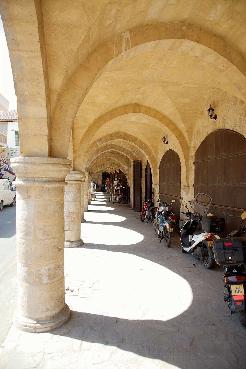 Kuzey Lefkoşa Büyük Han koridorunda kemerler ve sütunlar, Haziran 2008; güncel işletme düzeni değildir.