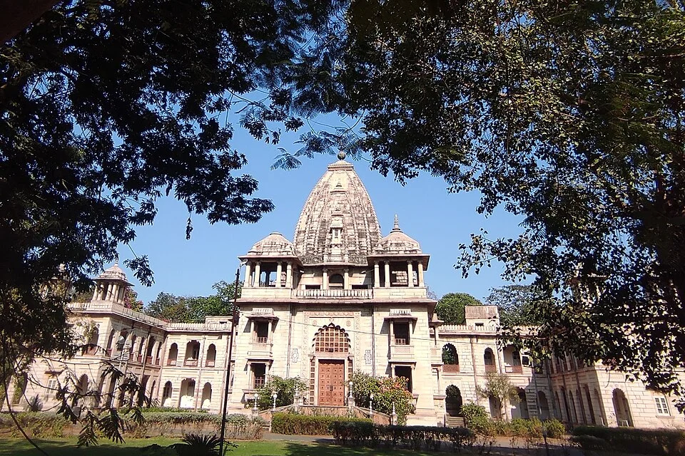 Exterior of Kirti Mandir in Vadodara