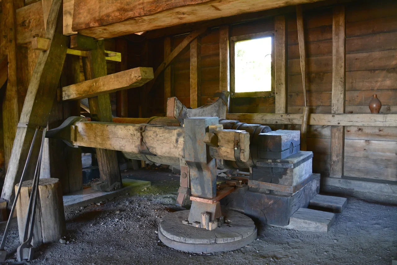 Saugus Iron Works tarihî endüstriyel çekicinin ahşap ve metal mekanizması, arşiv iç mekânı