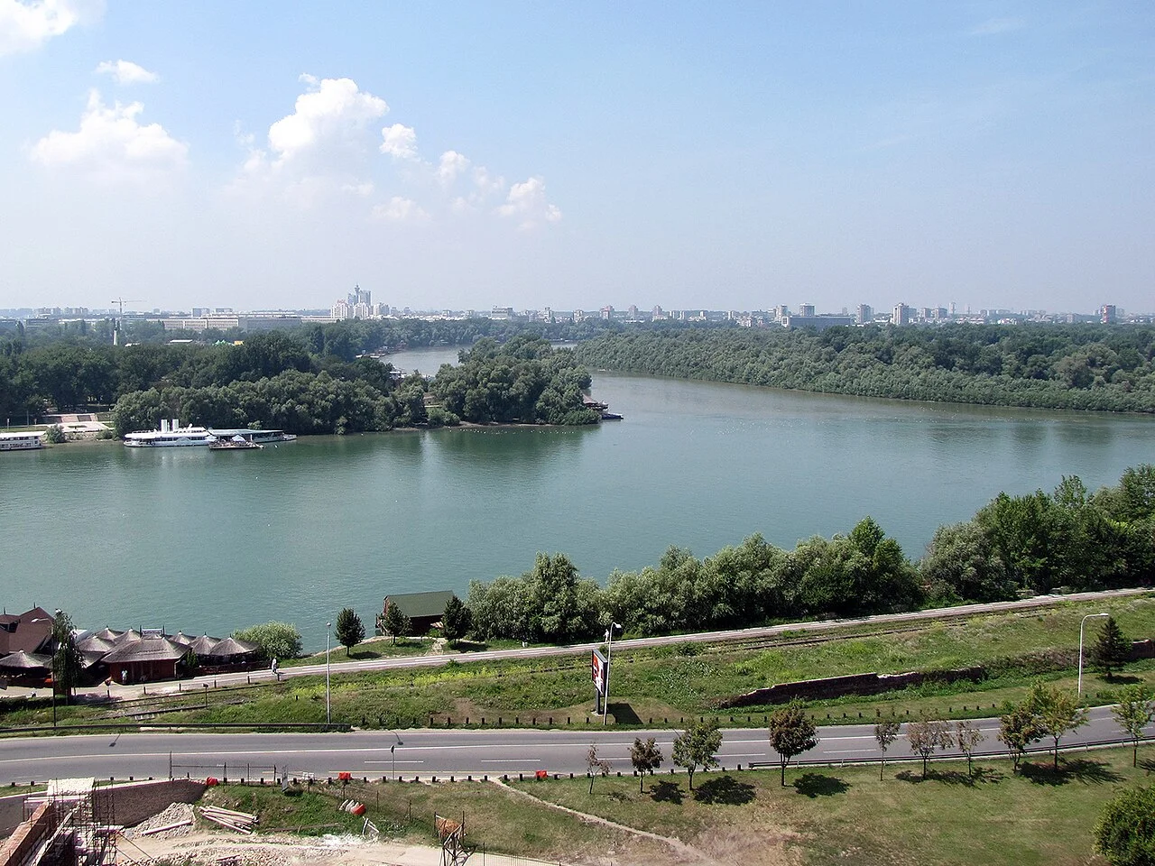 Belgrad’da Sava ve Tuna birleşimi, Ağustos 2009; öğünler arasındaki şehir molasını anlatan arşiv fotoğrafı, güncel tekne veya kıyı işletmesi bilgisi değildir.
