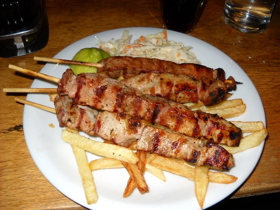 Souvlaki şiş yemek örneği; çekim yeri ve tarihi doğrulanmamış, Commons’a Ocak 2014’te yüklenmiştir.