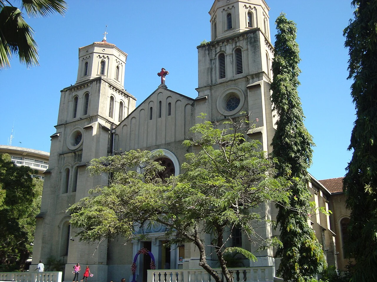 Mombasa Holy Ghost Cathedral dış cephesi; Eylül 2012, içeri giriş vaadi değil