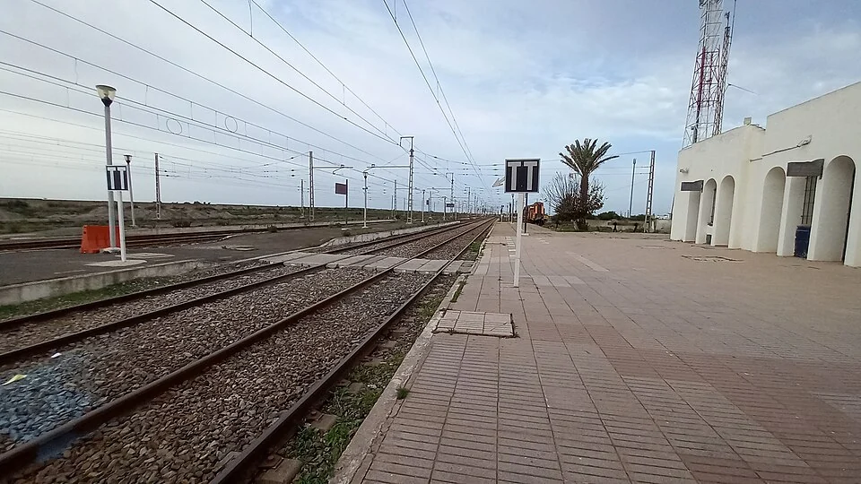El Jadida istasyonunda raylar, peron ve beyaz yapı, 24 Kasım 2024. Fotoğrafçı: Reda benkhadra; bugünkü tren çizelgesini belgelemiyor.