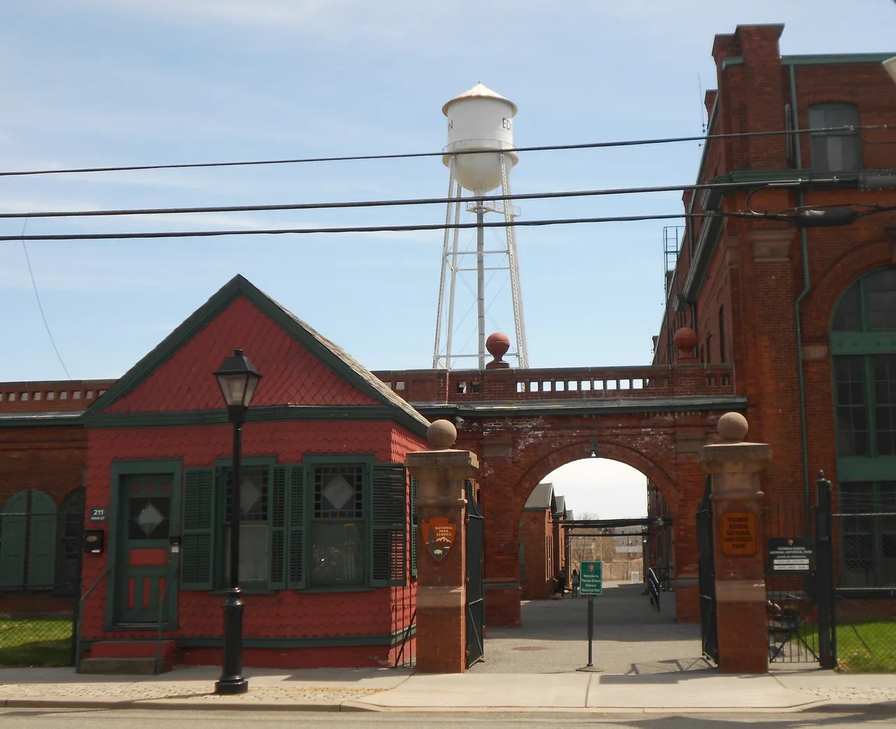 West Orange Edison laboratuvar kompleksinin sokaktan ana girişi, NPS arşivi