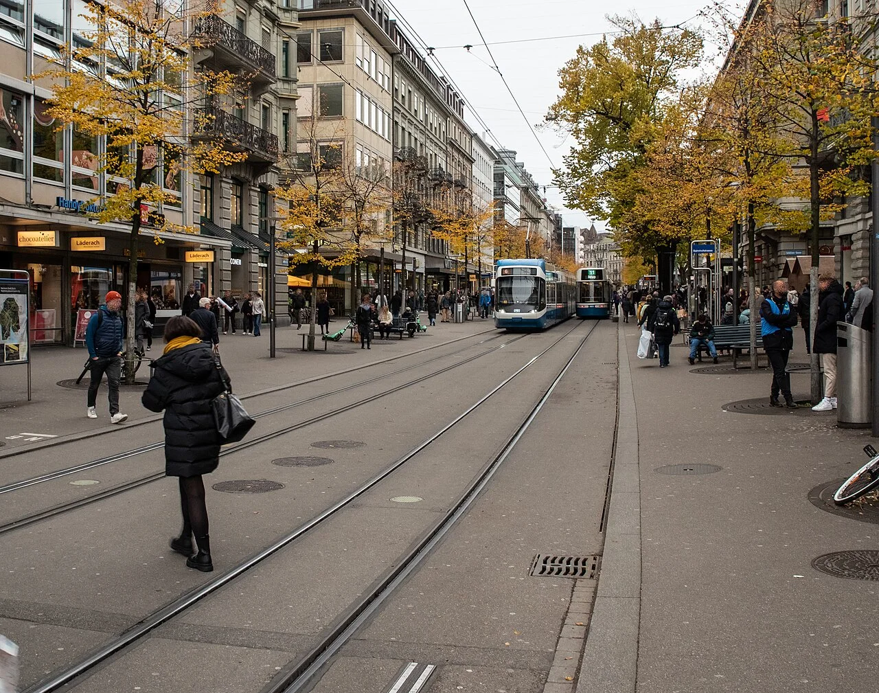 Zürih Bahnhofstrasse’de tramvaylar ve yaya hareketi; Kasım 2023.