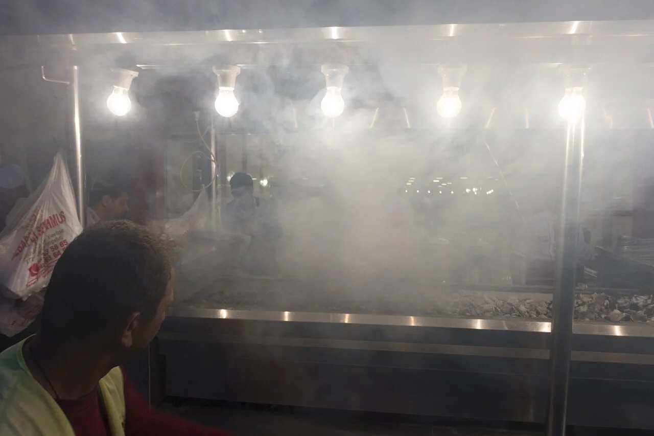 Adana’da mangal çevresinde kebap hazırlığı, Mart 2018; çalışan yemek bağlamındadır, güncel işletme veya destek beyanı değildir.