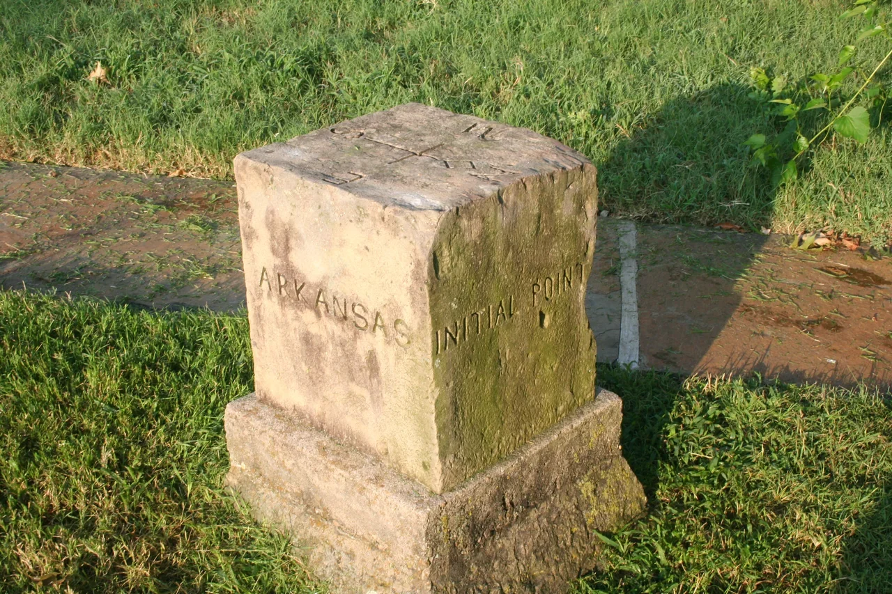 Arkansas Initial Point tarihî sınır taşının ayrıntısı, arşiv fotoğrafı.