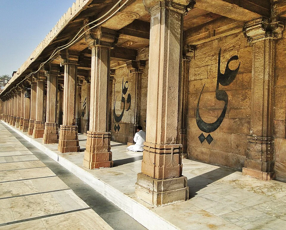 Ahmedabad Jama Masjid avlusu boyunca sütunlu geçit