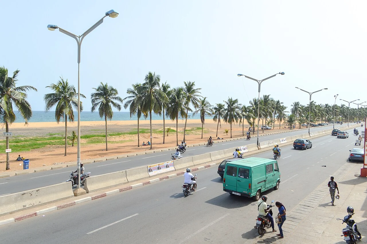 Lomé coastal road and sea; Francisco Anzola, 30 March 2019