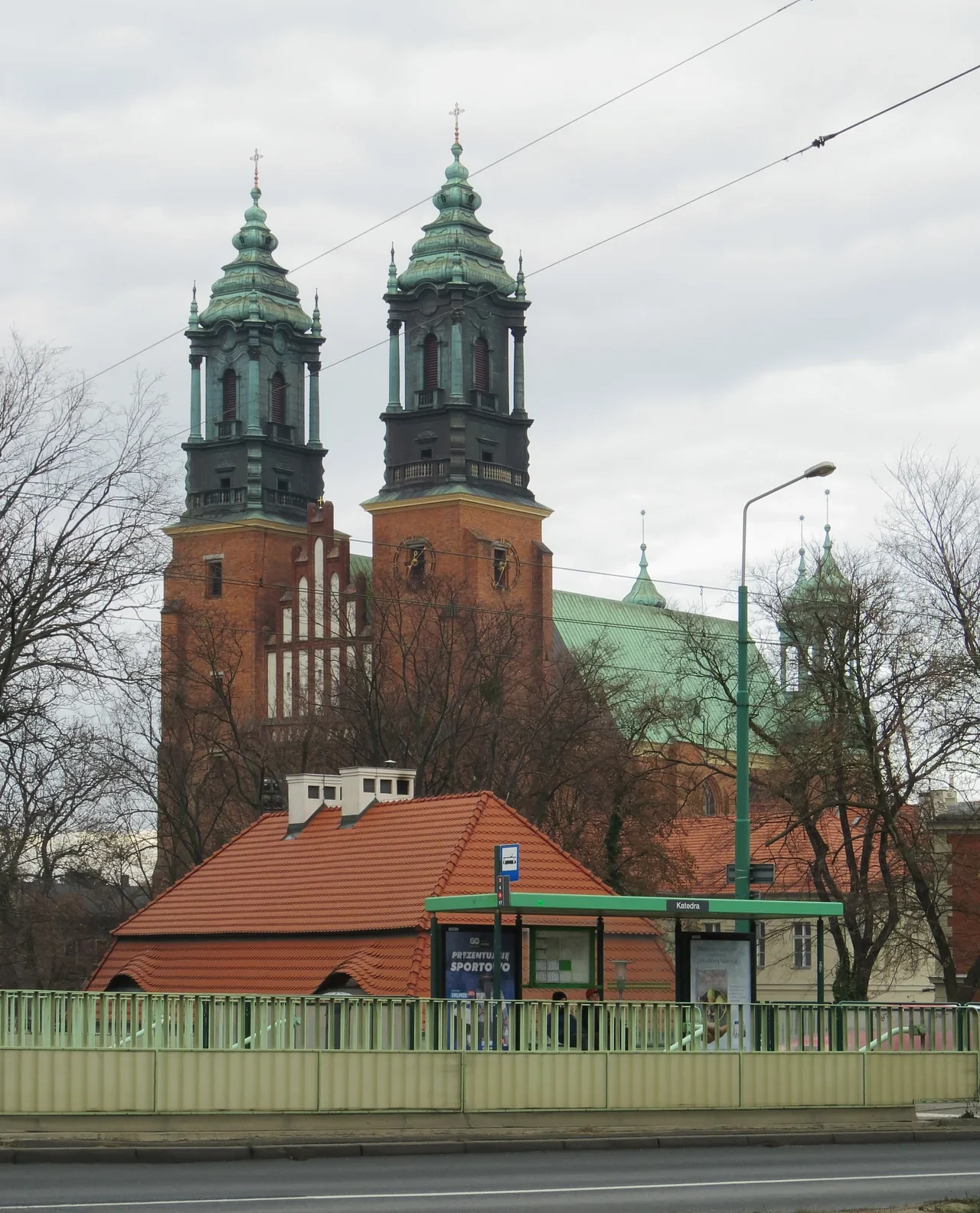 Poznań katedralinin ikiz kuleleri, tramvay hattının karşısından görünüm, Aralık 2018