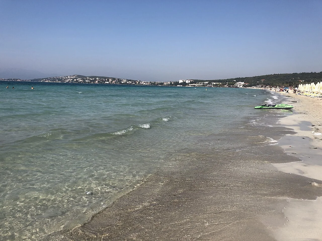 Çeşme Ilıca Plajı kıyısı; Nisan 2018, mevcut hizmet koşullarını göstermez.