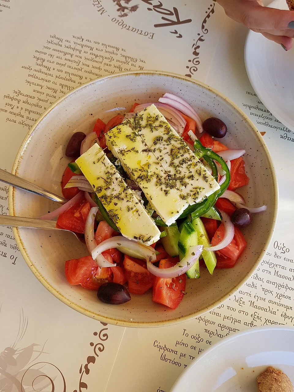 Yunan salatası yemek örneği, Ekim 2017; kaynak açıklaması ile koordinatlar çeliştiğinden Atina konumu doğrulanmamıştır.