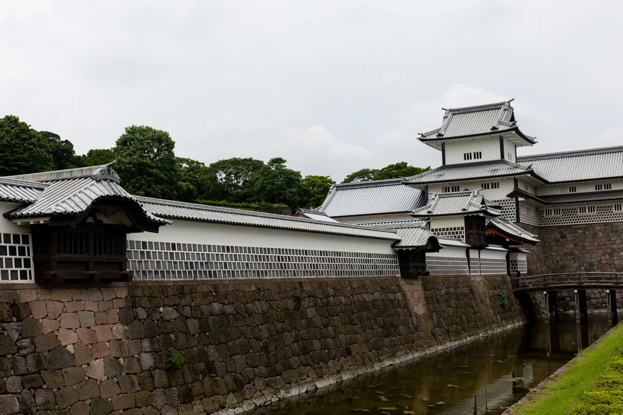 Kanazawa Kalesi beyaz cepheleri ve taş duvarları, 2019
