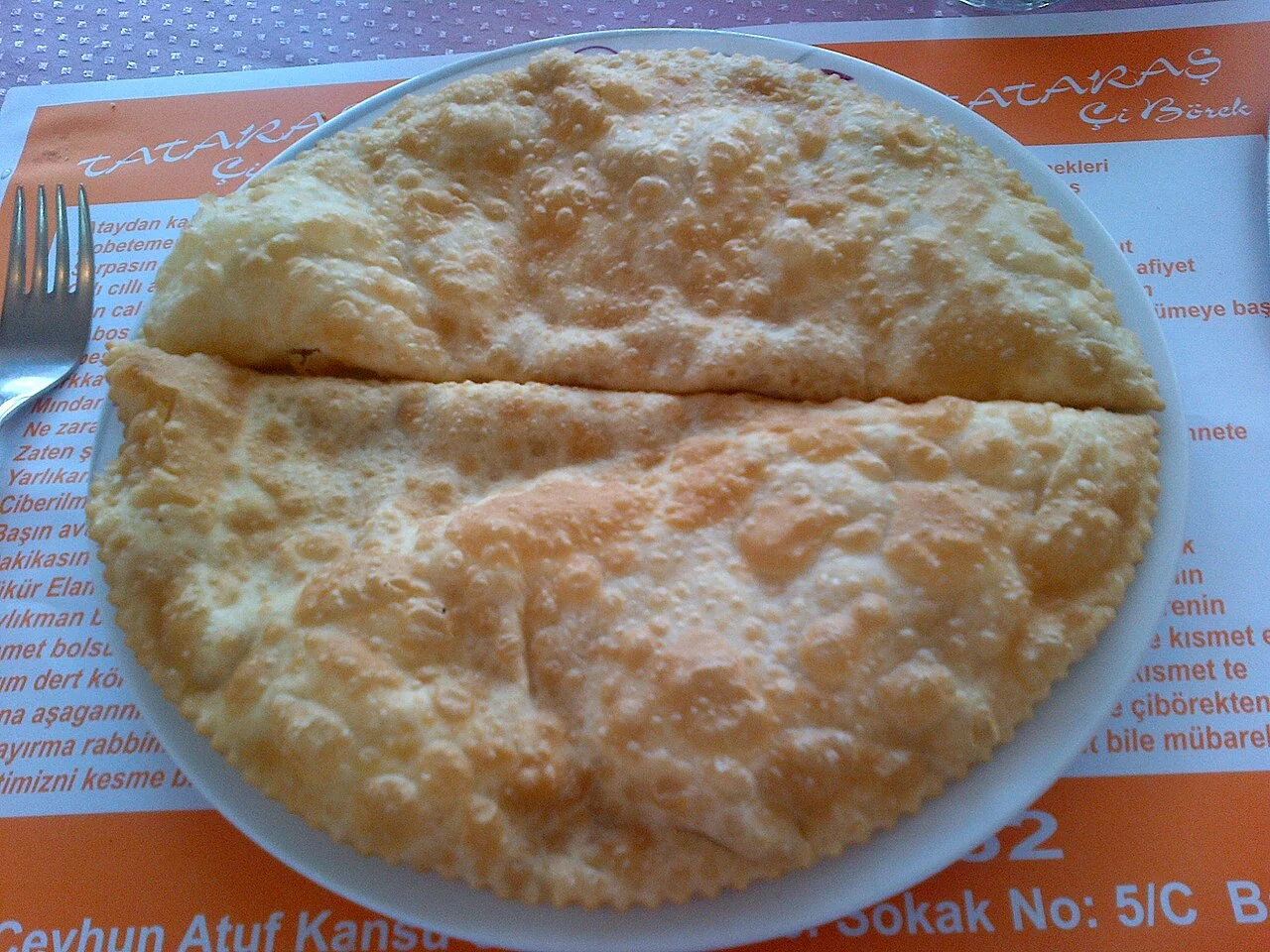 Ankara Tatar lokantasında çibörek ürün örneği, Mayıs 2016; Eskişehir çekimi veya bugünkü yerel servis değildir.