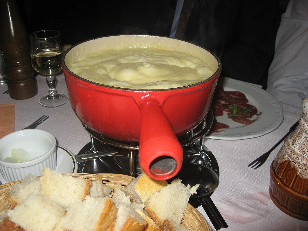 Cenevre Restaurant des Antiquaires’da peynir fondüsü örneği; Ekim 2007, Lozan restoranı değildir.