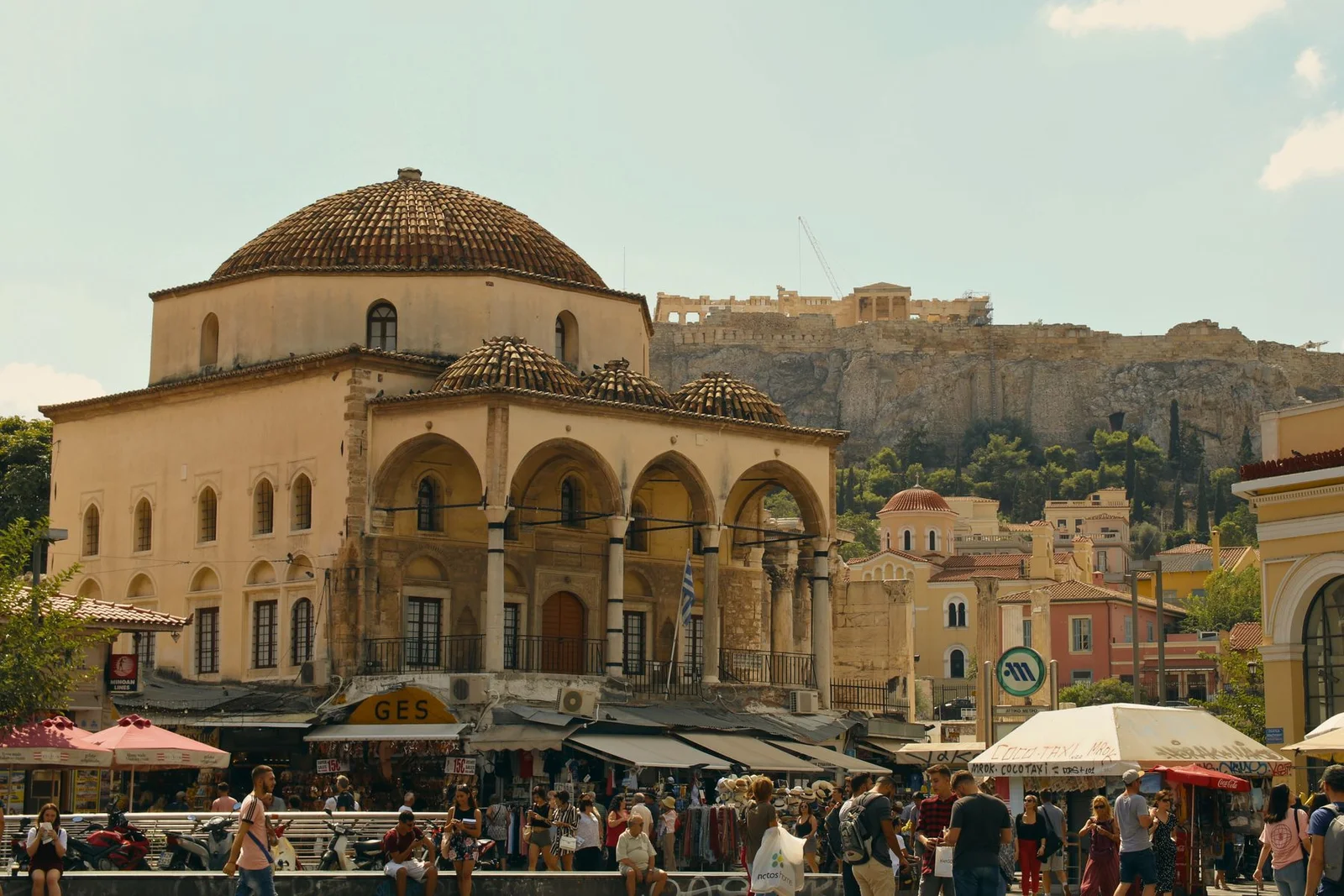 Atina Monastiraki Meydanı şehir ortamı; çekim tarihi kaydedilmemiştir, güncel masa ve menü düzeni değildir.