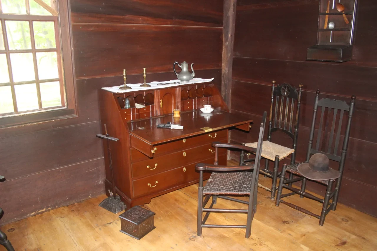 Jockey Hollow Wick House oturma odasında masa ve tarihî mobilyalar, NPS arşivi