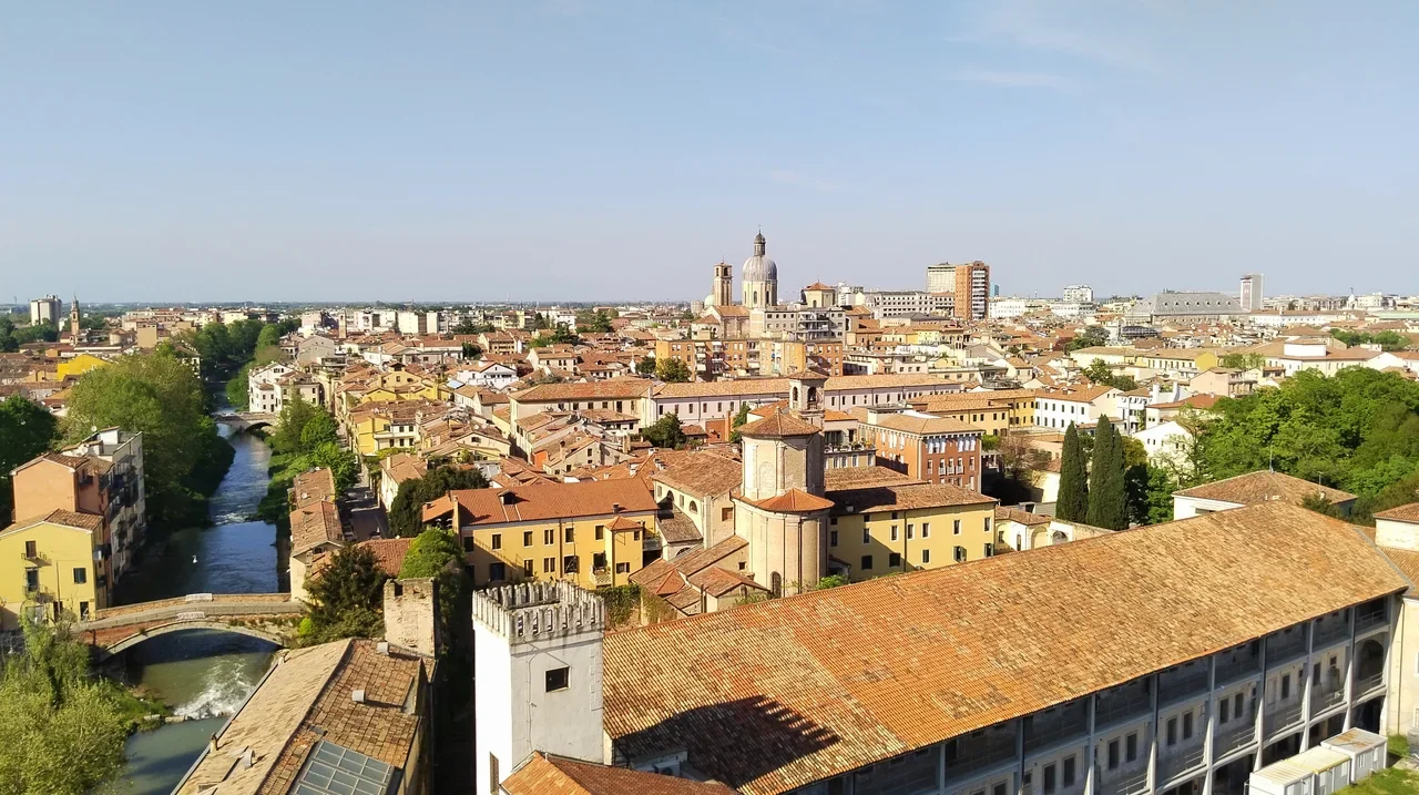 La Specola’dan Padova’nın çatıları, kanalı ve uzaktaki katedral kubbesi