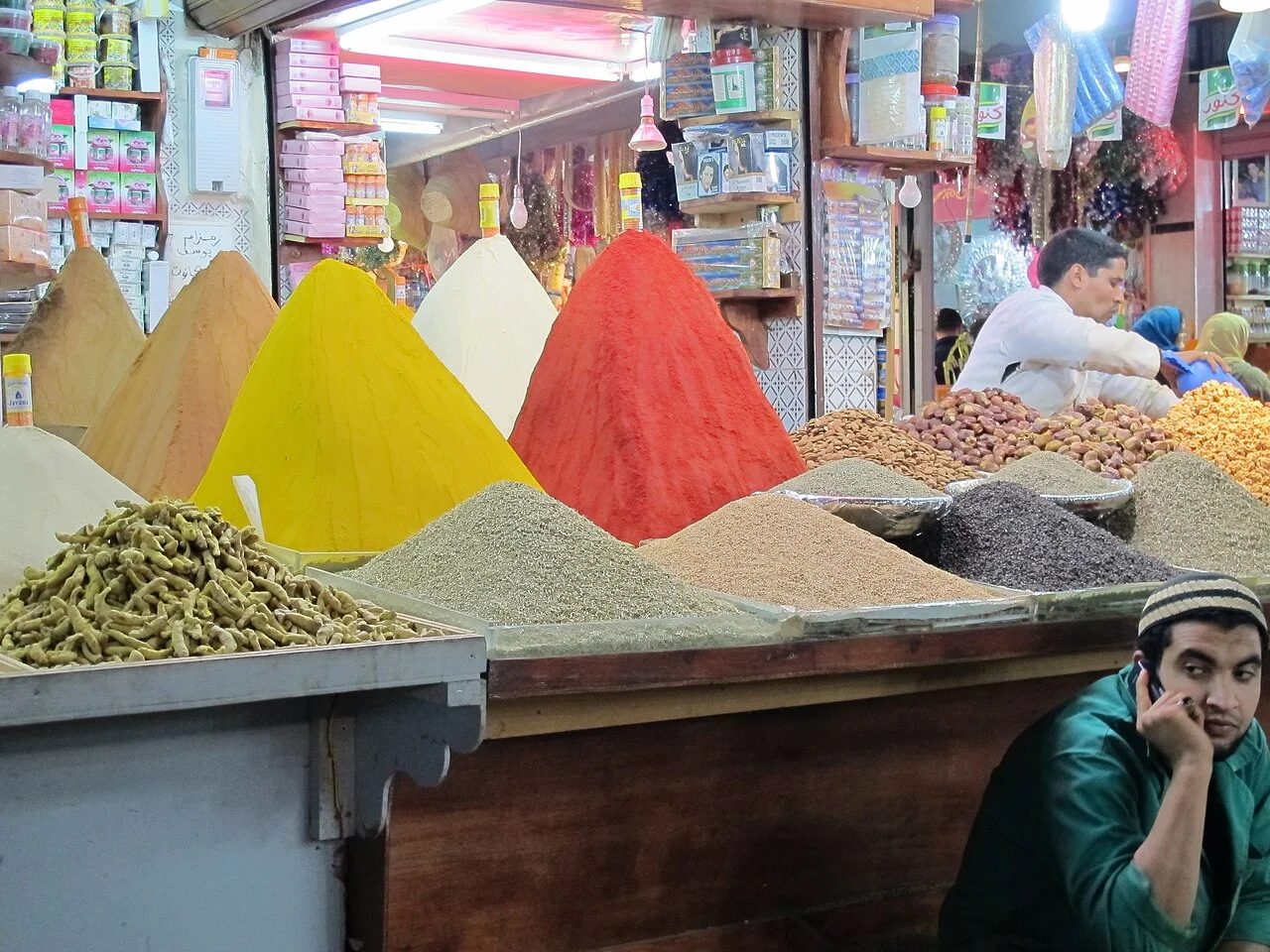 Kazablanka baharat tezgâhında renkli baharat yığınları, Aralık 2011; Commons Beao türevi 2025’te filigranı kaldırmış, biz boyutlandırıp WebP dönüştürdük.