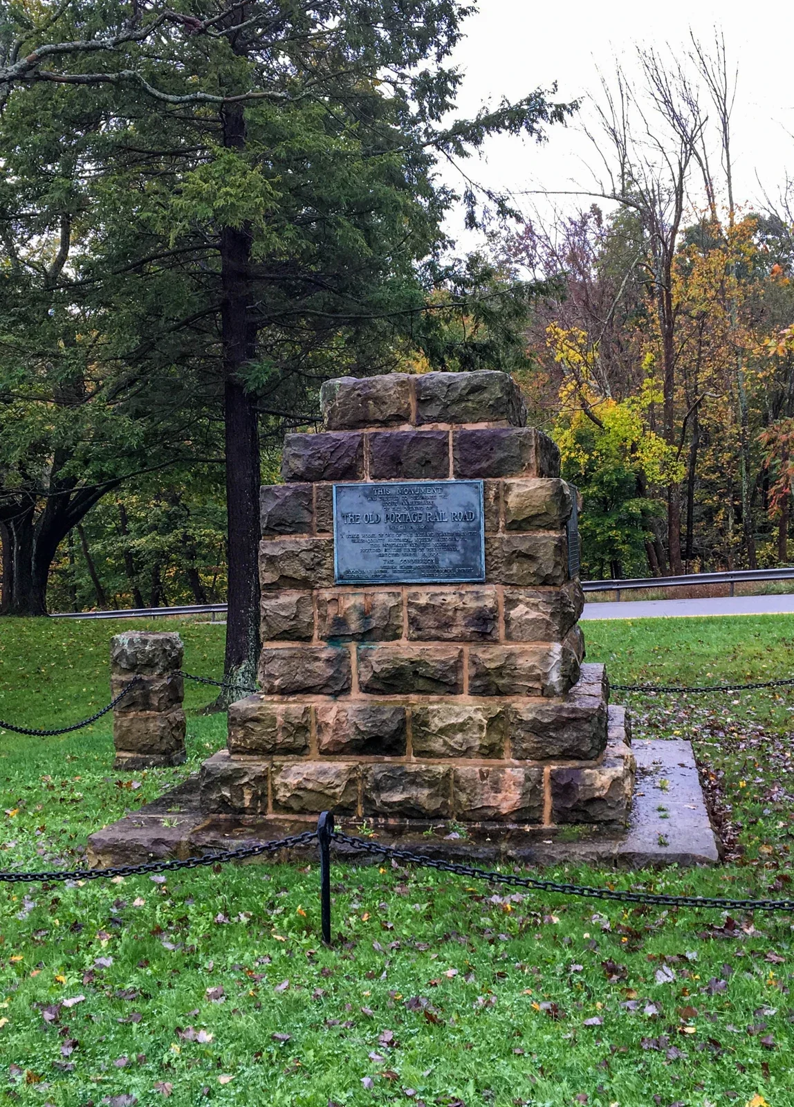 Allegheny Portage tarihî alanındaki Old Portage Rail Road taş anıtı, 2017