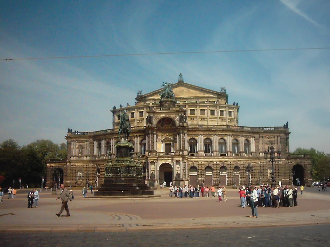 Theaterplatz’tan Dresden Semperoper cephesi ve önündeki heykel, Nisan 2006
