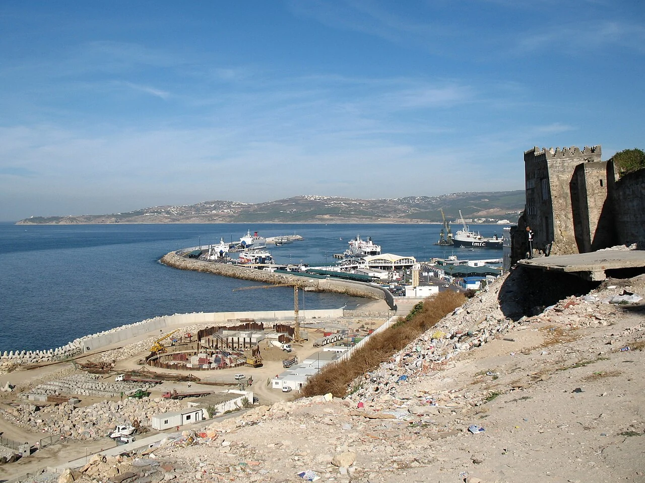 Tangier eski liman görünümü, 26 Ağustos 2006; bugünkü hat düzeni değildir