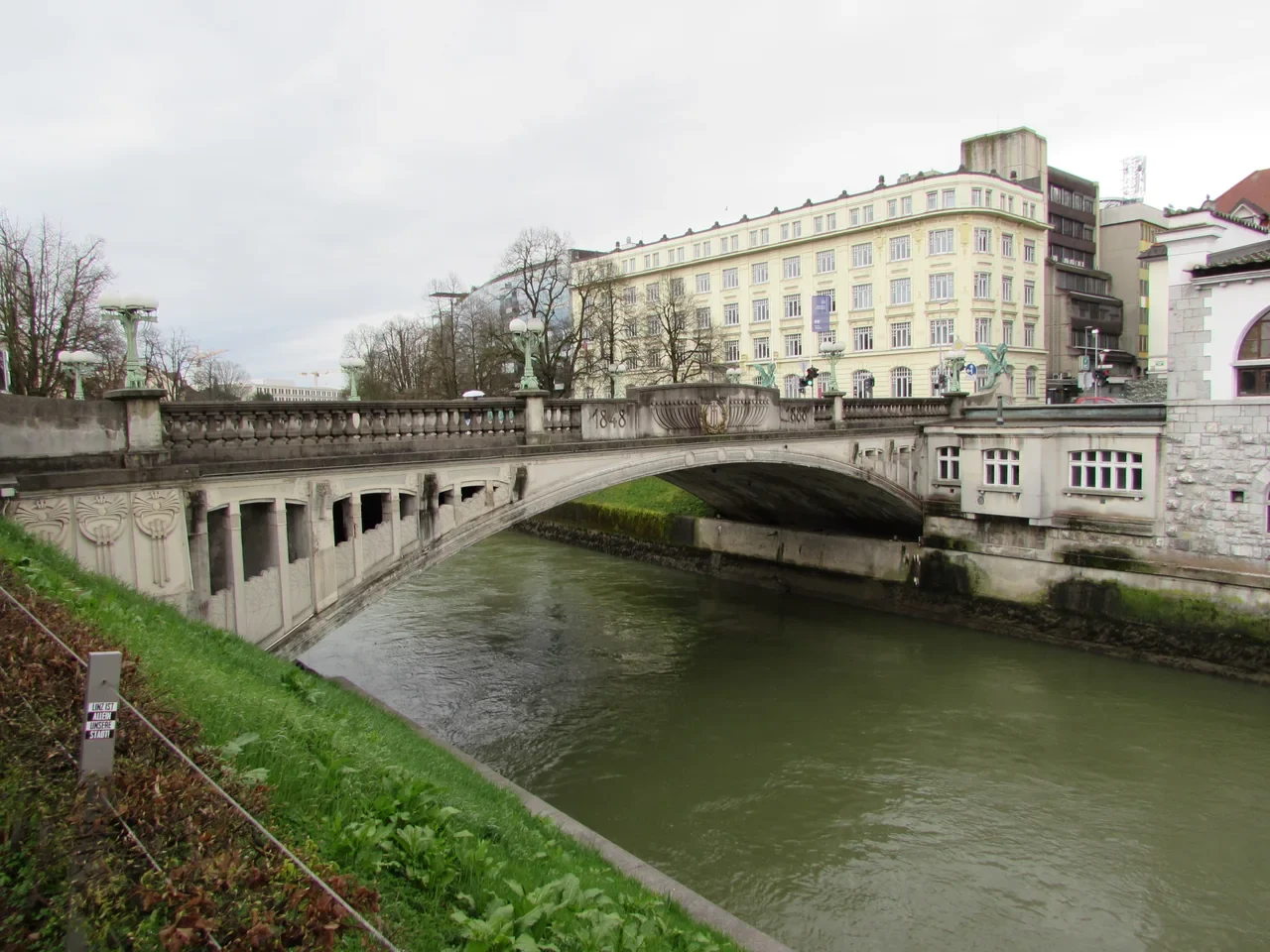 Ljubljana Ejderha Köprüsü, Petkovšek kıyısından görünüm, Mart 2025
