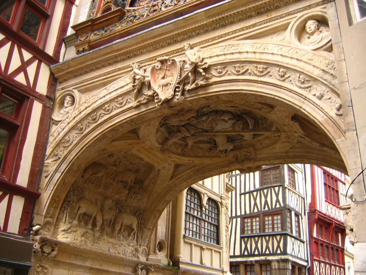 Decorated stone underside of the Gros-Horloge passage and surrounding timber fronts;Urban’s2005 image.