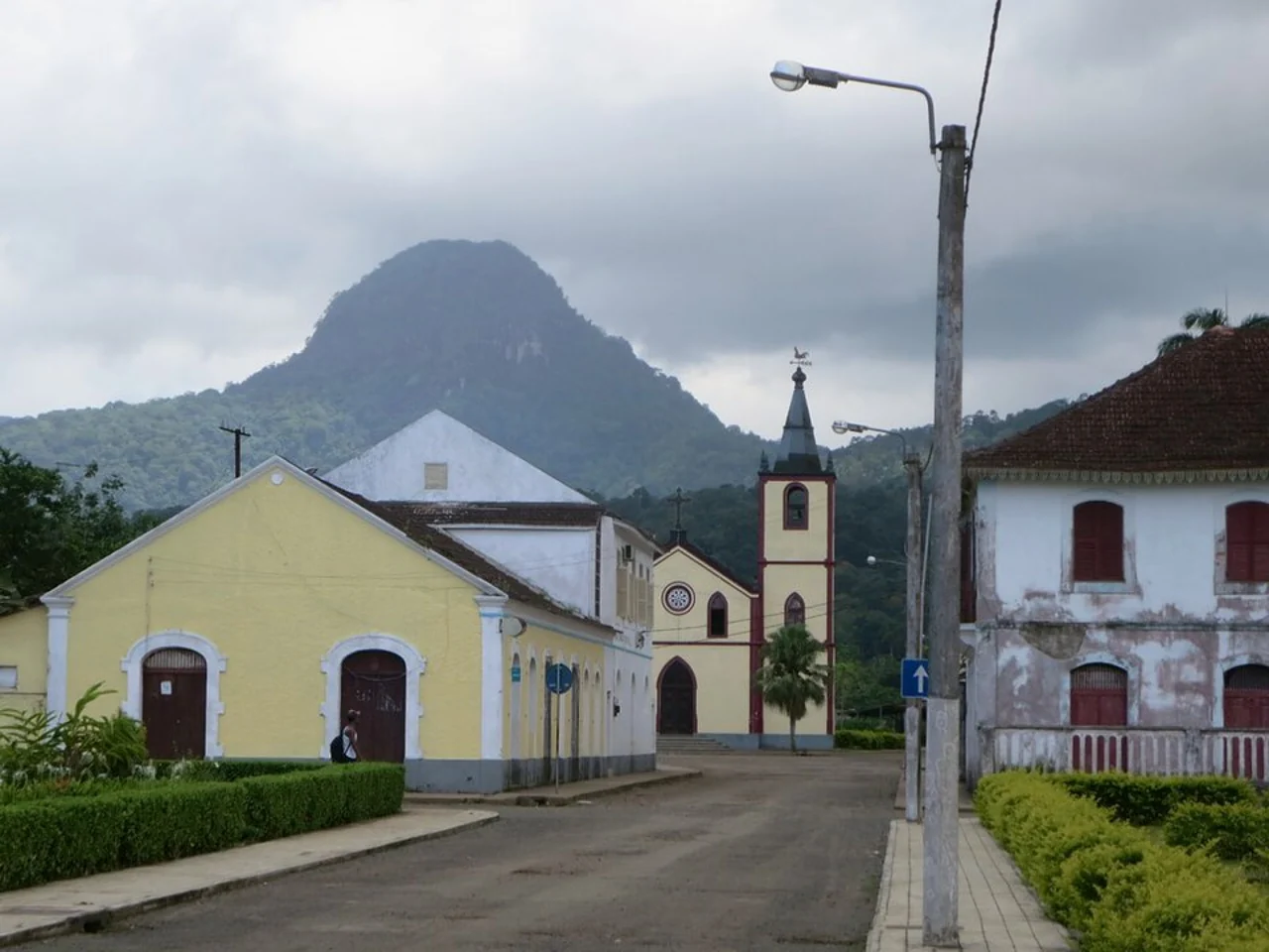 Santo António with Pico Papagaio behind it, Príncipe; David Stanley, 12 April 2015