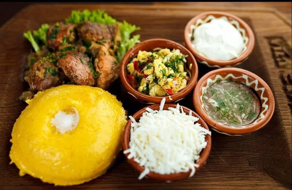 Mămăligă and accompanying dishes from Moldovan cuisine; February 2020, not a specific Chișinău business.