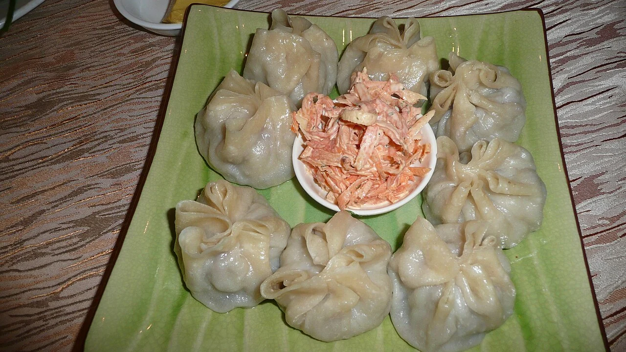 Buuz yemeği örneği, 6 Mart 2010; kaynakta çekim yeri belirtilmiyor, belirli restoran önerisi değildir