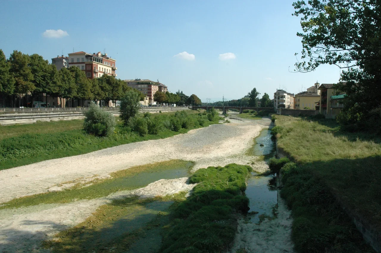 Ponte Giuseppe Verdi’den Parma Nehri’nin alçak sulu yatağı ve kent kıyıları, 2010