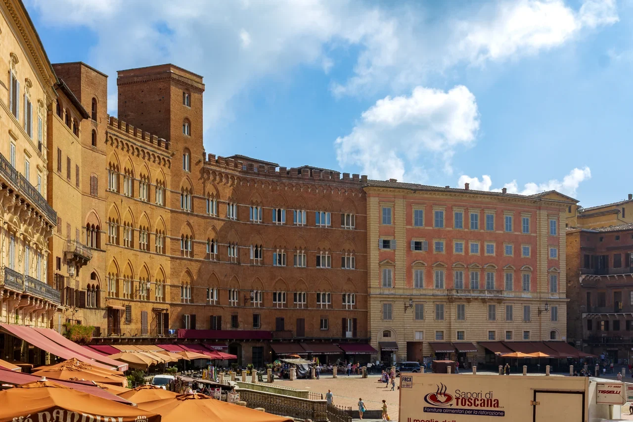 Siena Piazza del Campo kenarındaki tarihî bina cepheleri ve kafeler, Temmuz 2014