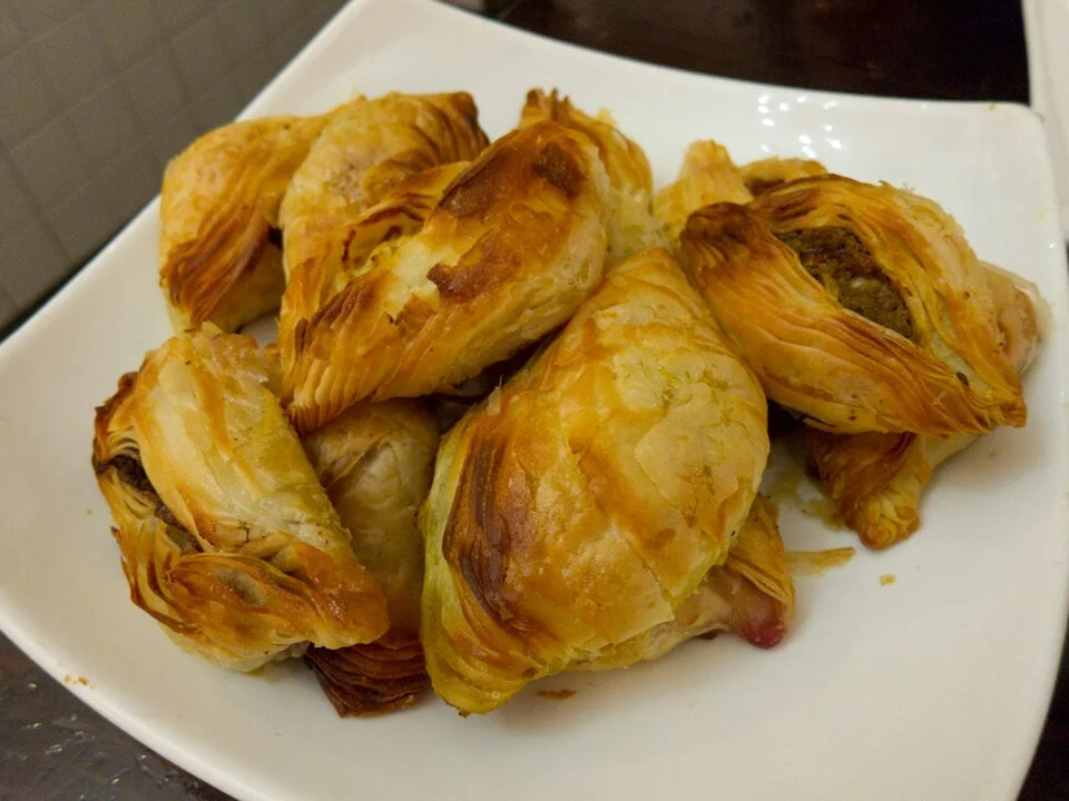 Tabakta pastizzi örneği, Eylül 2010; kaynak metadatasında Sydney bilgisi vardır. Valletta restoranı veya bugünkü menü olarak sunulmaz.